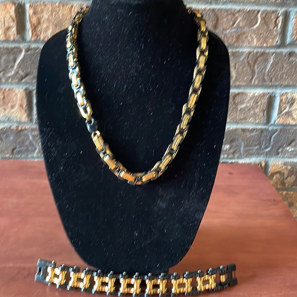 Nice gold black chain links wrist